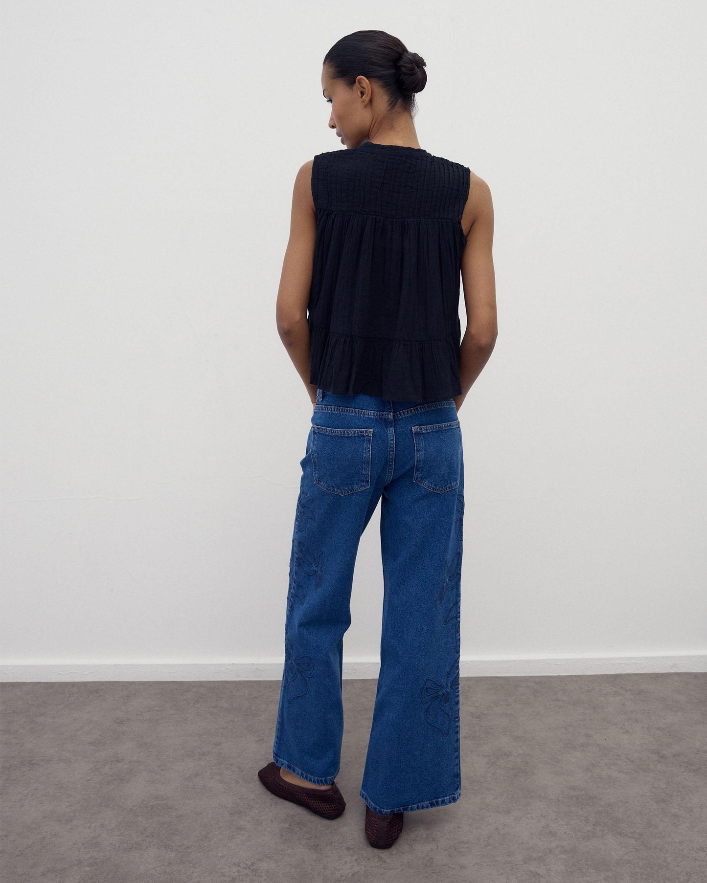 Jeans Bordados Silueta Flor Azul