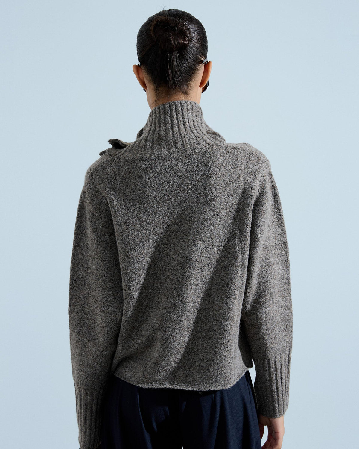 Jersey Cuello Alto Botones Taupe