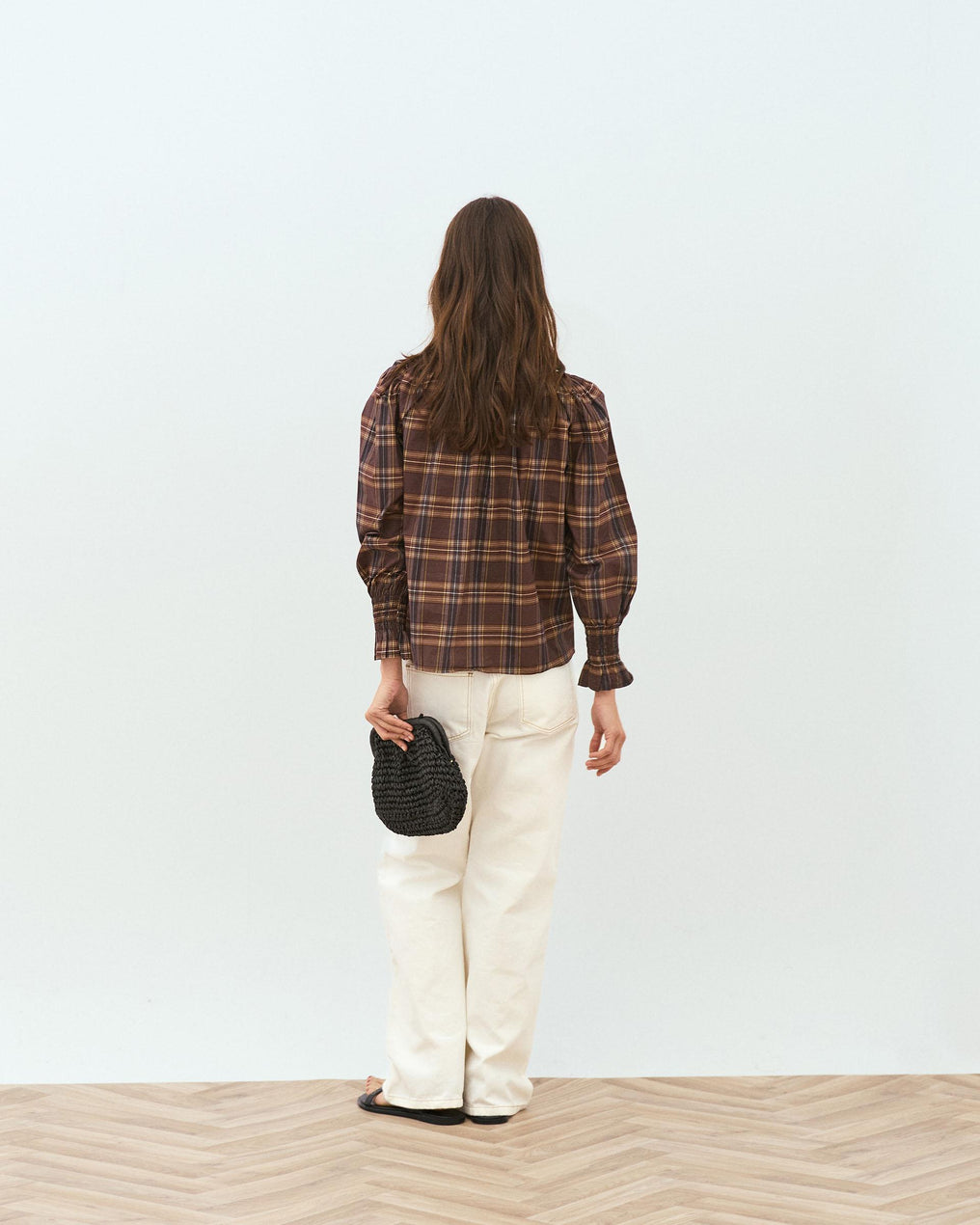 Blusa castanha com gola xadrez e estampado favo de mel