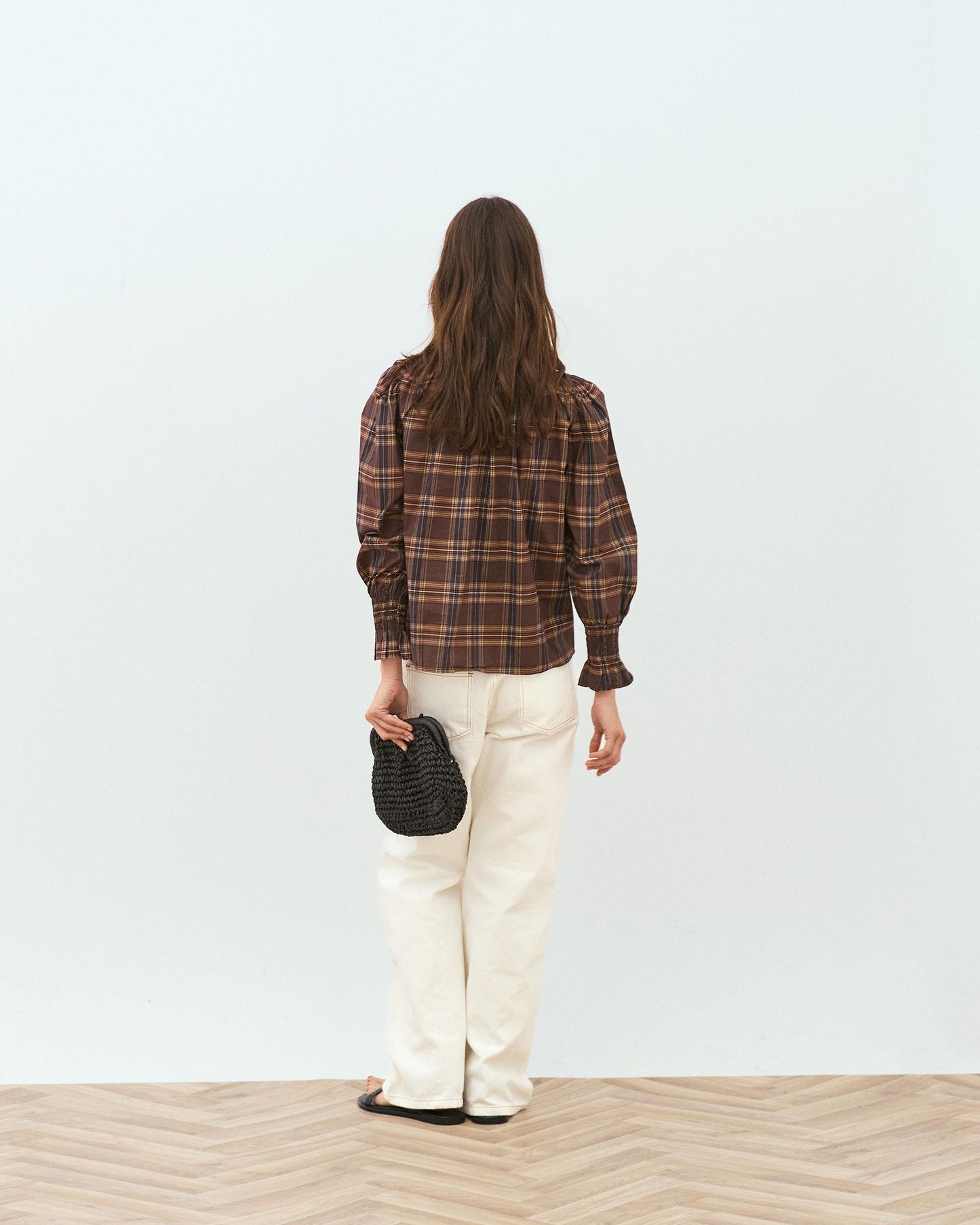 Blusa castanha com gola xadrez e estampado favo de mel