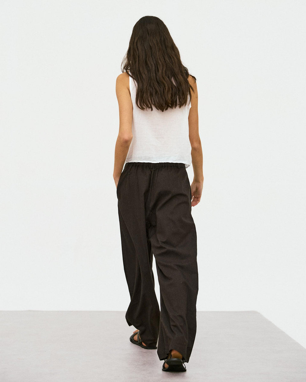 Pantalón Pinzas Bolsillos Laterales Marrón