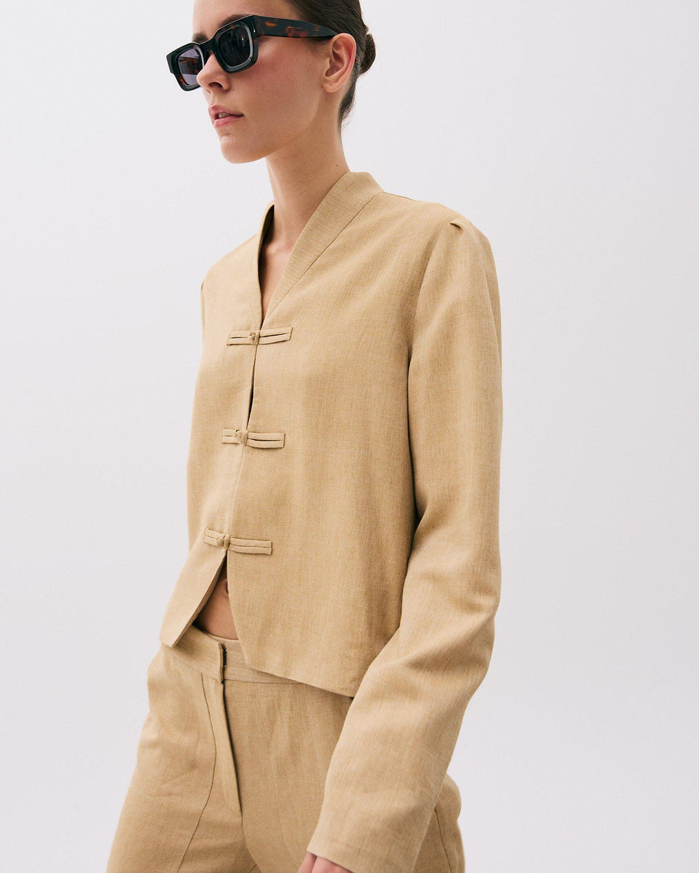 Chaqueta Corta Alamares Espiga Camel