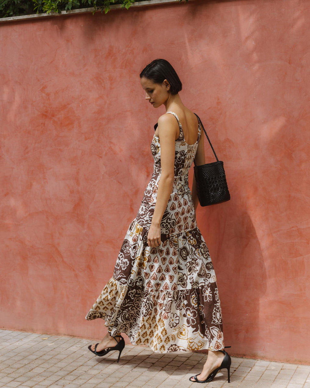 Vestido Tirantes Cortes Estampado Marrón