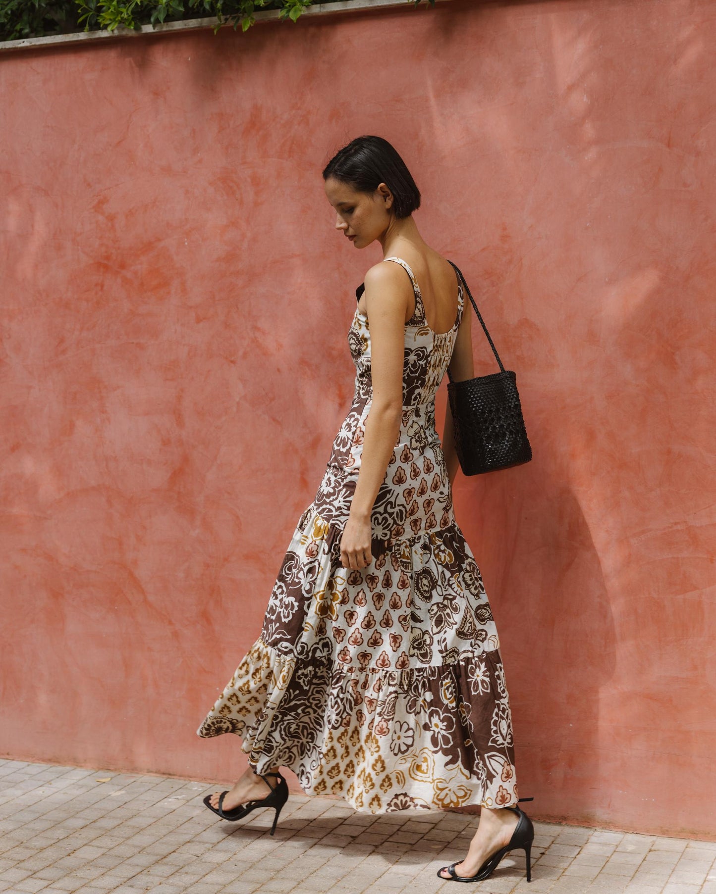 Vestido Tirantes Cortes Estampado Marrón