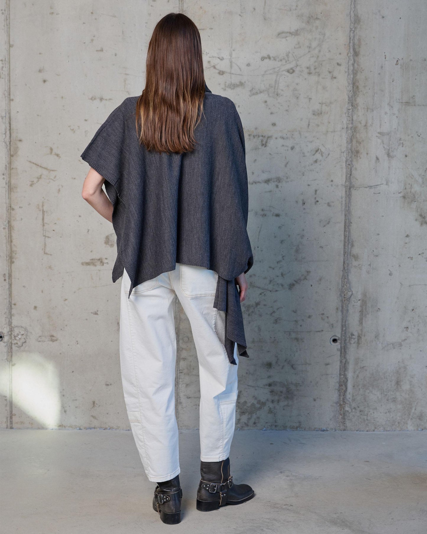 Capa assimétrica de gola alta em antracite