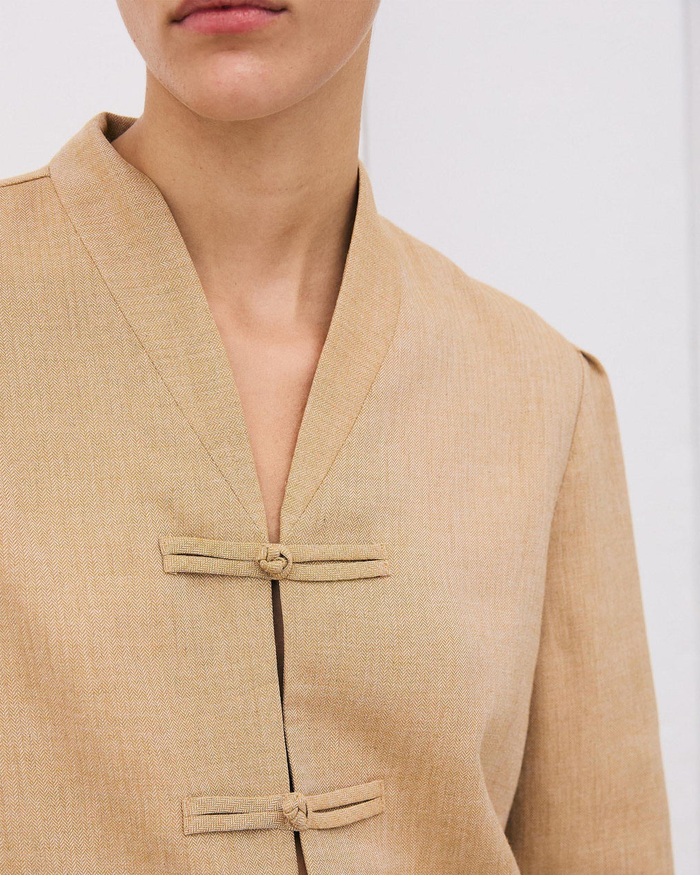 Chaqueta Corta Alamares Espiga Camel